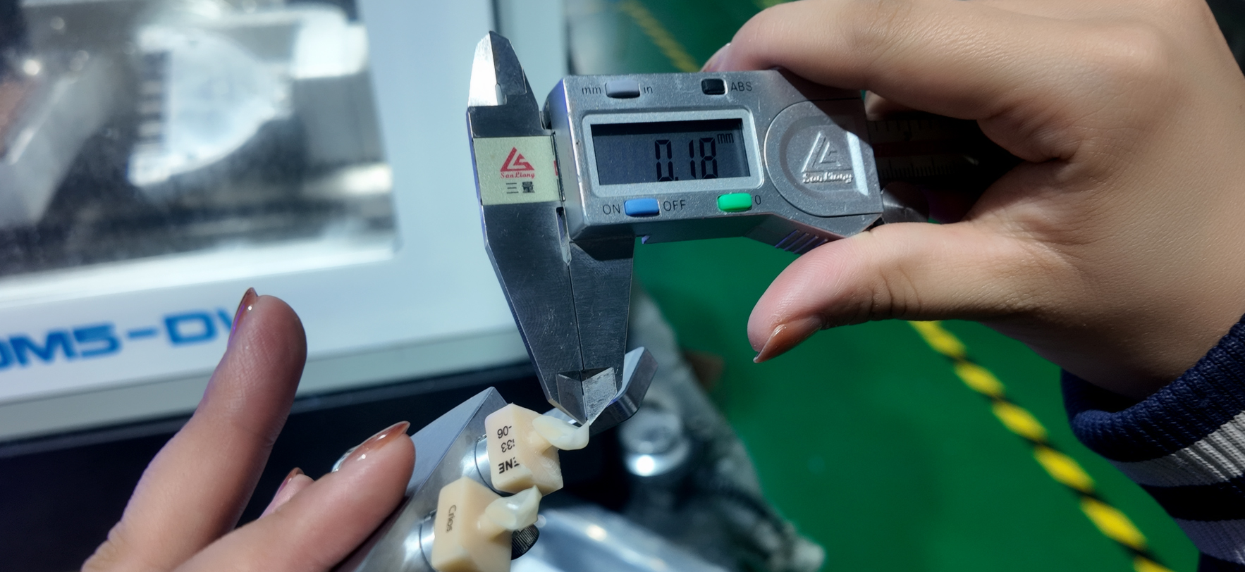 JDM5DW-5-axis-dental-milling-machine-11